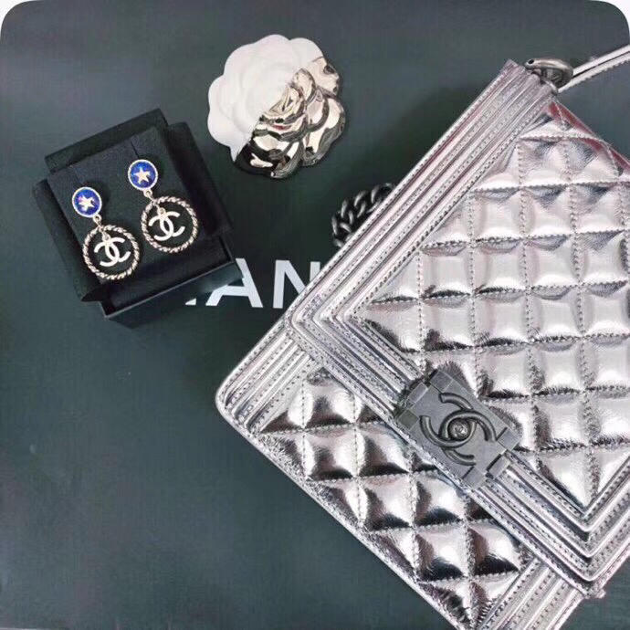 CHANEL女包 銀色 2018新款 Chanel boy handbag 豎版boy 香奈兒鏈條斜挎包 djc1107